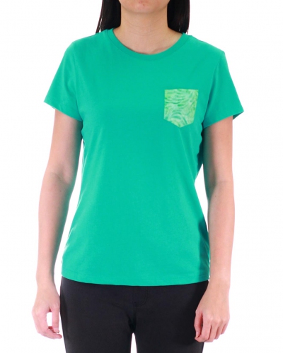 WOMEN PRINTED PATCH POCKET GRAPHIC TEE IN JADE